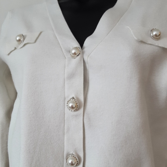 Chic Carmen Marc Valvo White V-Neck Cardigan with Large Pearl Buttons NWT - Picture 2 of 5